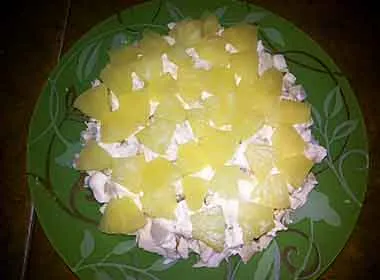 Salata de pui cu strat de ananas și ciuperci Salata de pui cu strat de ananas și ciuperci