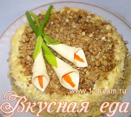 salata strat de pui, ciuperci și ananas (salată) salata Layered cu pui, ananas și ciuperci
