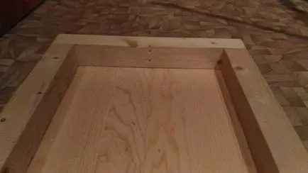 Stelă, monumentul realizat din beton, cu un stand cu mâinile lor