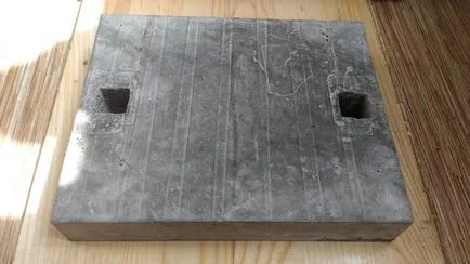 Stelă, monumentul realizat din beton, cu un stand cu mâinile lor
