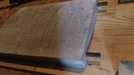 Stelă, monumentul realizat din beton, cu un stand cu mâinile lor