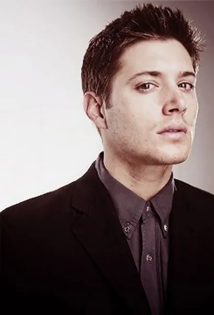 tinuta si coafura Jensen Ackles (Jensen Ackles) într-o fotografie tinuta si coafura Jensen Ackles (Jensen Ackles) într-o fotografie