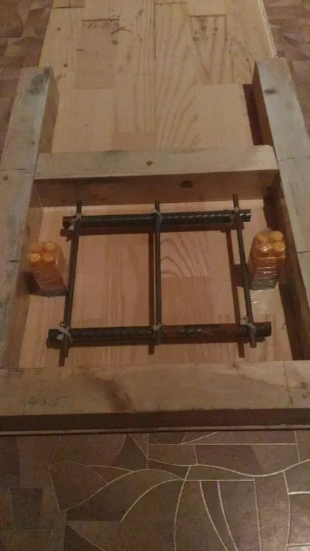 Stelă, monumentul realizat din beton, cu un stand cu mâinile lor