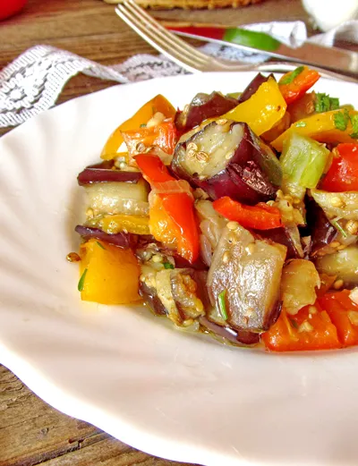 salată caldă de vinete și roșii, secolul xxi alimentar (vinete) salată caldă de vinete și tomate, alimente secol xxi