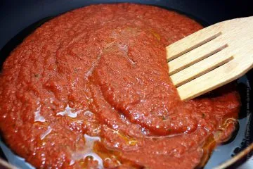 sos de tomate cu rosii proaspete de pizza sau carne