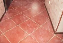 De stabilire a placi ceramice pe diagonala la podea ca locul și a pus-o configurație de diamant, aspectul etaj, fotografie De stabilire a placi ceramice pe diagonala la podea ca locul și a pus-o configurație de diamant, aspectul etaj, fotografie