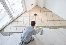 De stabilire a placi ceramice pe diagonala la podea ca locul și a pus-o configurație de diamant, aspect podea, fotografie (diagonală) De stabilire a placi ceramice pe diagonala la podea ca locul și a pus-o configurație de diamant, aspectul etaj, fotografie