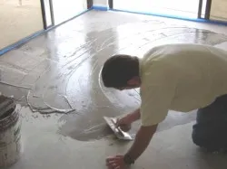 De stabilire gresie pe podea, cu mâinile lor video de instruire