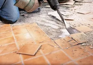 De stabilire gresie pe podea, cu mâinile lor pregătirea și instalarea