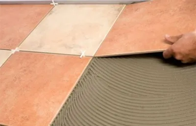 De stabilire a dale - cum ar fi punerea gresie pe podea, cu mâinile lor în mod corespunzător (a pune) De stabilire a dale - cum ar fi punerea gresie pe podea, cu mâinile lor în mod corespunzător