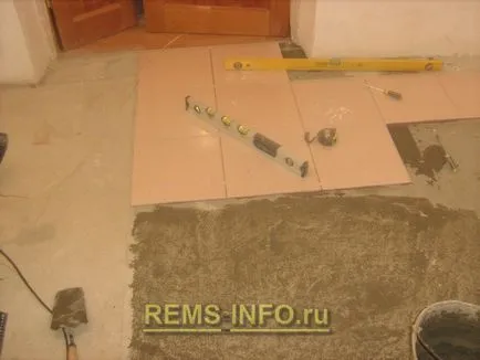 De stabilire gresie pe podea, cu instruirea lor mâini fotografie, experiența personală