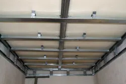 Instalarea panourilor de tavan, fără prea mari dificultăți