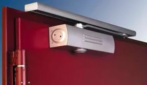 Instalarea și reglarea amortizorului pe ușa (mai aproape de ușă) Instalarea și reglarea amortizorului pe ușă