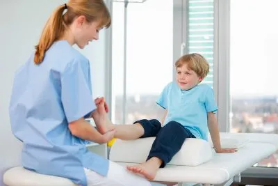 Copilul are picioare inflamat sub cauzele genunchi, ce să facă