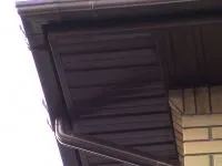 Instrucțiuni video pentru completarea streașina acoperișului cu mâinile de profesioniști