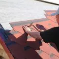 Porți din profmateriale cu mâinile lor de tragere și de lucru de calcul, constructii ru