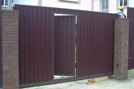 Porți din profmateriale cu mâinile lor de tragere și de lucru de calcul, constructii ru