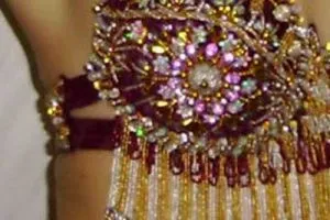 Costum oriental cu propriile lor mâini