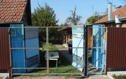 Poarta de carton ondulat cu mâinile foto și video