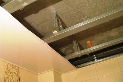 Toate nuanțele de instalare a plafonului de plastic cu mâinile în baie