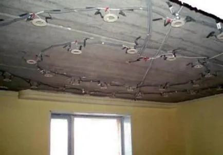 Toate nuanțele de instalare a plafonului de plastic cu mâinile în baie