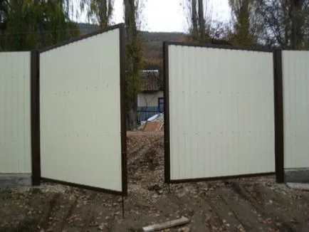 Poarta de carton ondulat cu mâinile, portalul de construcție