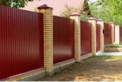 Un gard realizat din foi de metal cu instalarea lui mâini, cum să facă porti, garduri constructii, montaj