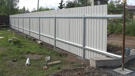 Un gard realizat din foi de metal cu mâinile sale fac profilul gard