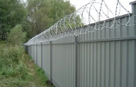 Un gard realizat din foi de metal cu mâinile sale fac profilul gard