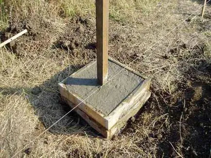 Un gard realizat din foi de metal cu mâinile la instalarea de instrucțiuni video, cu privire la modul de a construi, de culoare