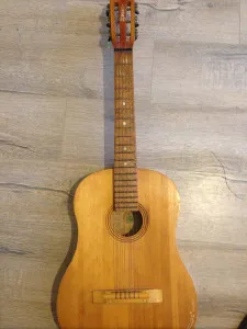 Ca o chitară veche Ca o chitară veche