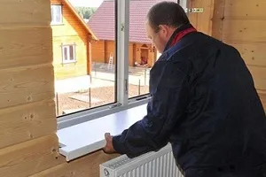 Ajustați fereastra de plastic cu mâinile