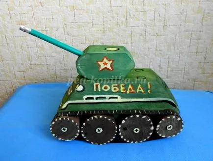 Modele de echipamente militare cu propriile lor mâini