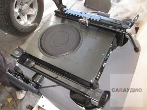 Plasarea subwoofer-ul în mașină cu mâinile lor Plasarea subwoofer-ul în mașină cu mâinile lor