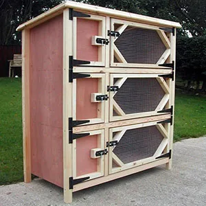 hutches de iepure cu desenul lor mâini