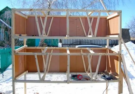 hutches de iepure cu desenul lor mâini