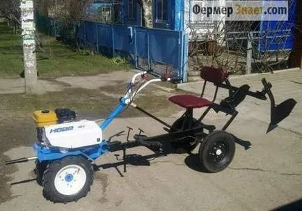 Mâinile lui de motoblock minitractori