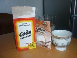 Flori dintr-un porțelan rece cu mâinile lor Flori dintr-un porțelan rece cu mâinile lor