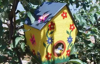 Birdhouse cu desenul lor mâini