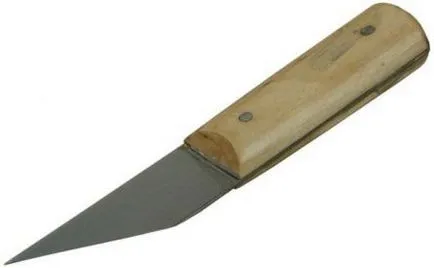 Montare de ferestre case de lemn cu mâinile lor