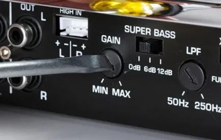 Plasarea subwoofer-ul în mașină cu mâinile lor