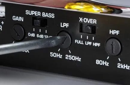 Plasarea subwoofer-ul în mașină cu mâinile lor