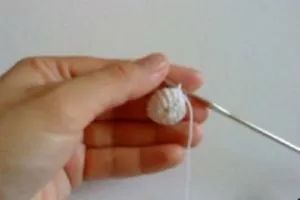 Tie mâinile lui