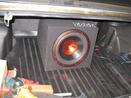 Plasarea subwoofer-ul în mașină cu mâinile lor Plasarea subwoofer-ul în mașină cu mâinile lor