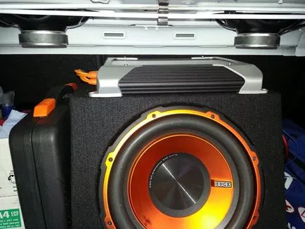 Plasarea subwoofer-ul în mașină cu mâinile lor Plasarea subwoofer-ul în mașină cu mâinile lor