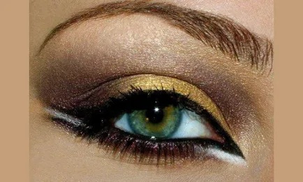 13 Cele mai bune opțiuni de machiaj Smokey gheață și aplicarea acesteia în trepte (o tehnica Smokey Eyes) 13 Cele mai bune opțiuni de machiaj smokey de gheață și pas cu pas de aplicare