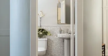 30 idei de design pentru bai mici