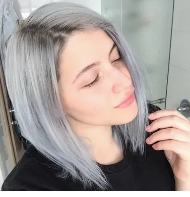 7 motive devreme de păr gri la femei ce să facă cu părul alb