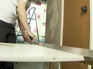 Mezanin cu mâinile lor