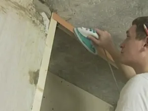 Mezanin cu mâinile lor
